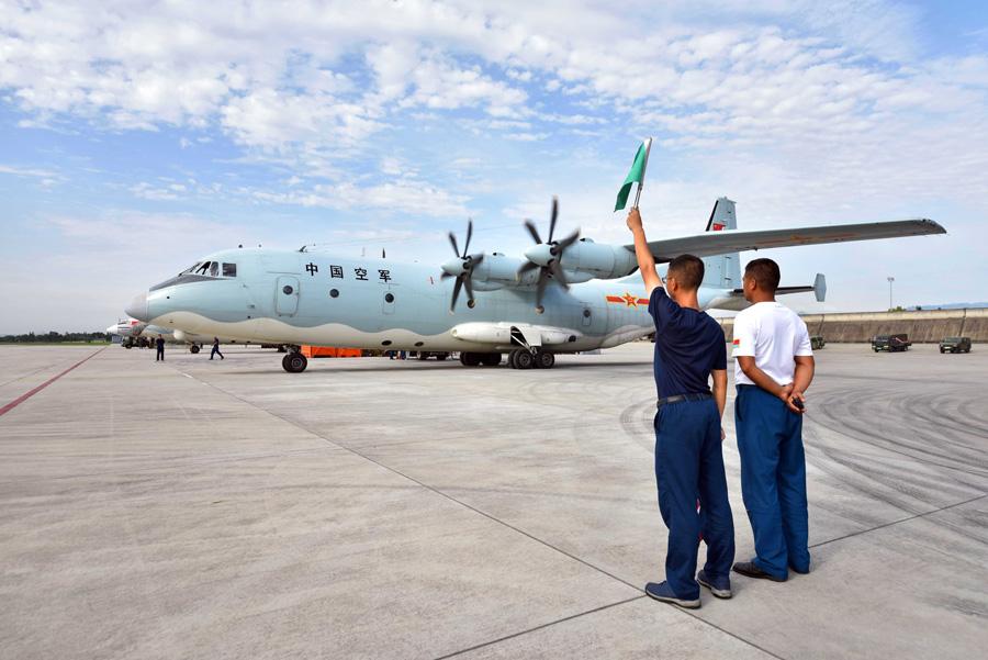 Military plane carries out aerial photography over the quake-hit region(1/4)