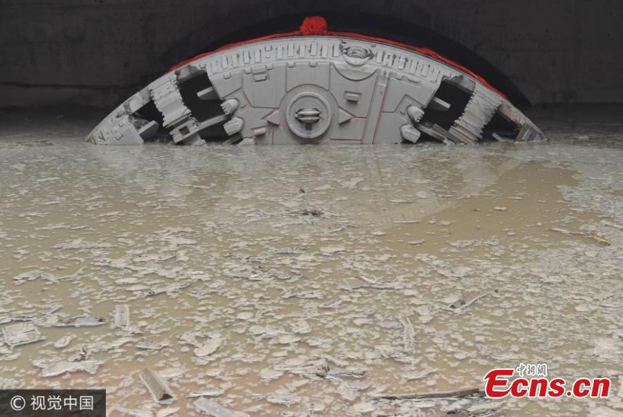 New tunnel for subway connects under Yangtze River(1/3)
