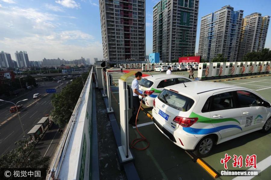 Beijing's first roof top charging station activated(1/3)