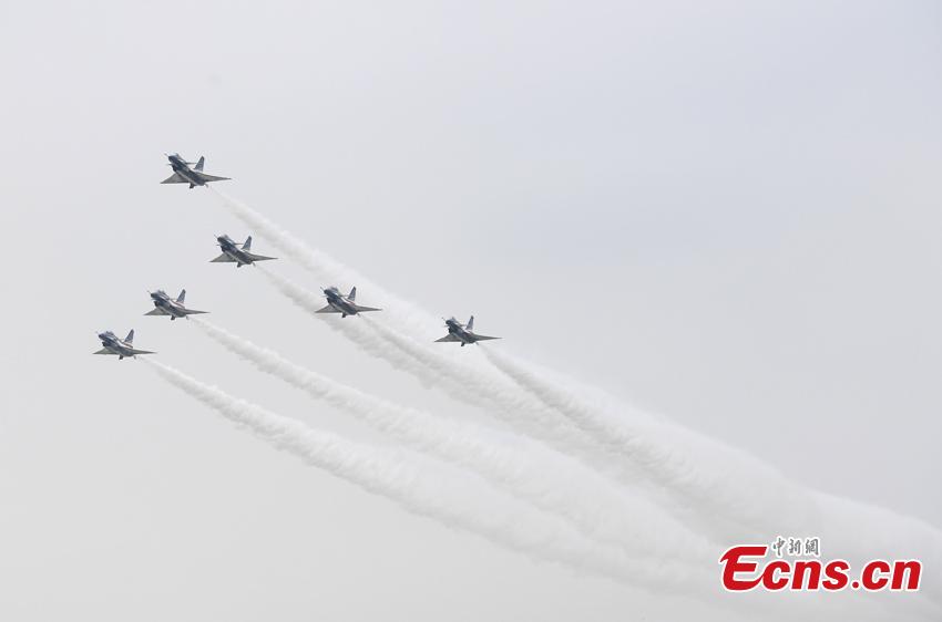Planes of the Bayi (August 1) Aerobatics Team perform at an air show in Changchun City, the capital of Northeast China’s Jilin Province, Aug. 10, 2017. The show is also part of the International Army Games, which run from July 29 to Aug. 12 and consist of 28 competitions to be held in Russia, China, Azerbaijan, Belarus and Kazakhstan. (Photo: China News Service/Zhang Yao)