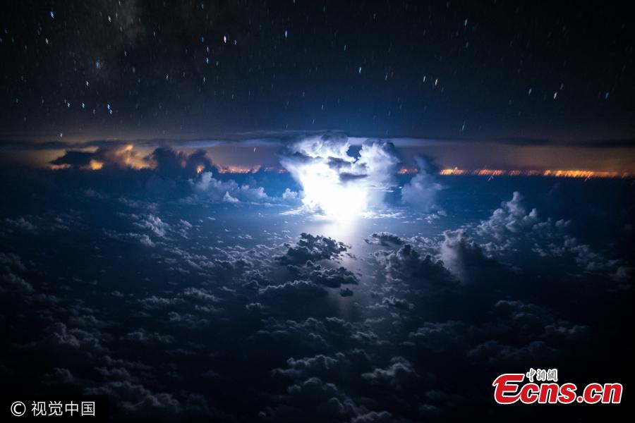 Pilot takes incredible pictures from inside his cockpit(1/4)