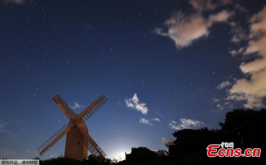 Massive Perseid meteor shower thrills stargazers(1/8)