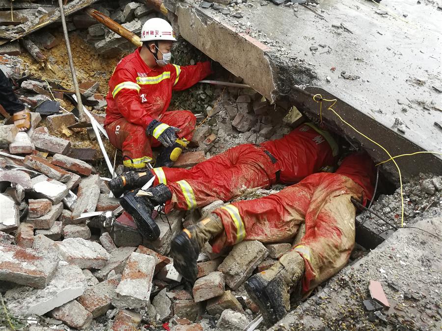 Torrential rain causes floods, landslides in Guangxi(1/2)