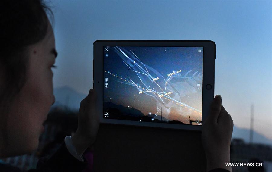 Young amateurs observe Perseid meteor shower in Xinjiang(1/4)