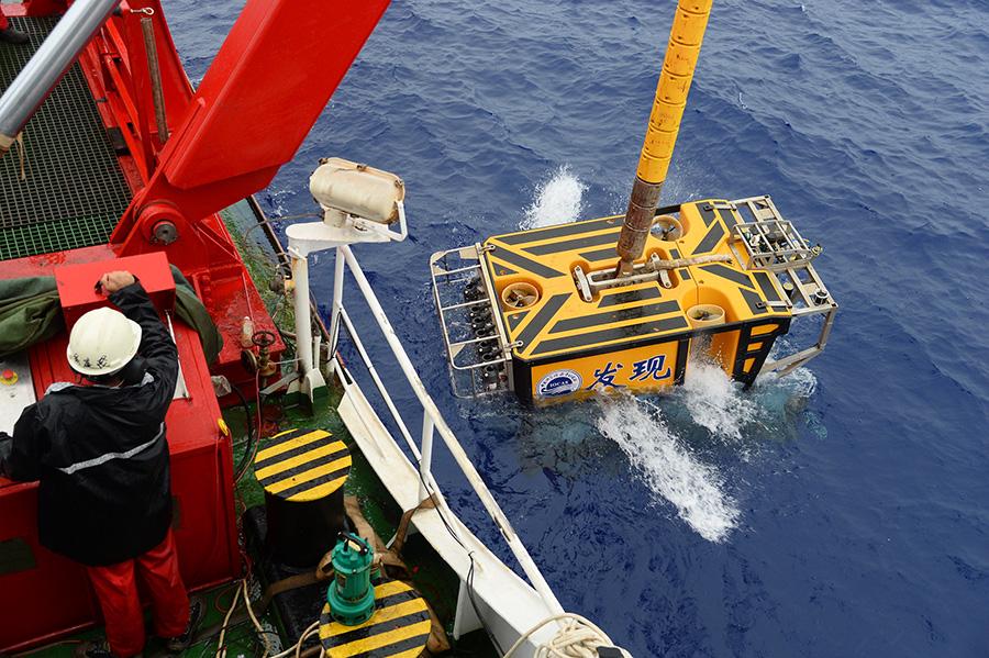 Chinese scientists probe unexplored Pacific seamount(1/4)