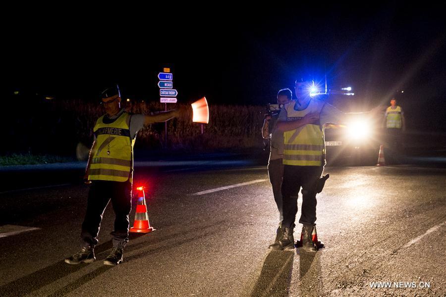 BMW crashes into pizzeria near Paris, killing 1, injuring 12(1/3)