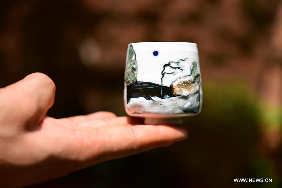 Couple and their porcelain studio (1/4)