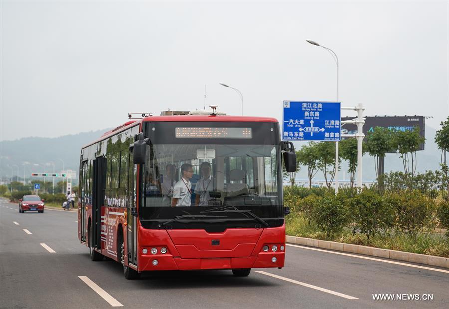 12-meter-long electric smart bus starts road test in central China(1/5)