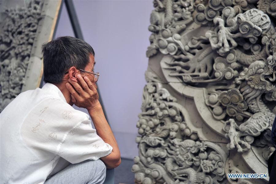 Brick carving contest held in NW China's Guansu(1/4)
