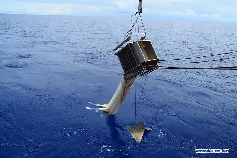 Chinese scientists conduct research in western Pacific Ocean(1/3)