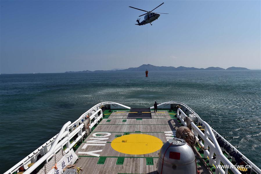 Chinese, European astronauts complete sea survival training(1/3)