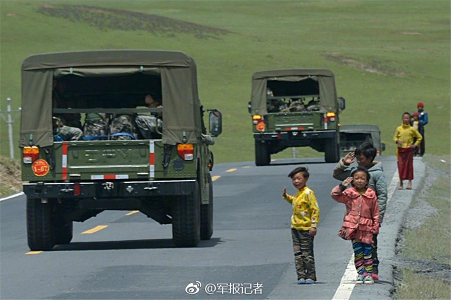 Children salute soldiers along Sichuan-Tibet Highway(1/7)
