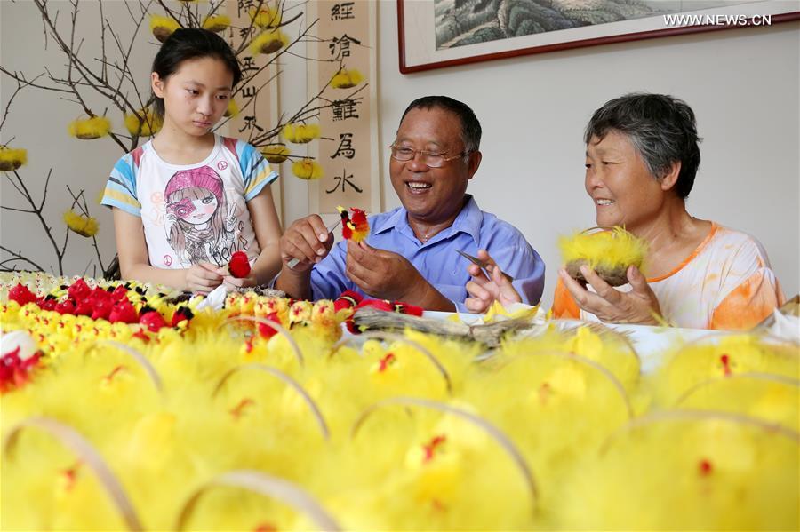 Intangible cultural heritage: velvet bird made in E China(1/5)