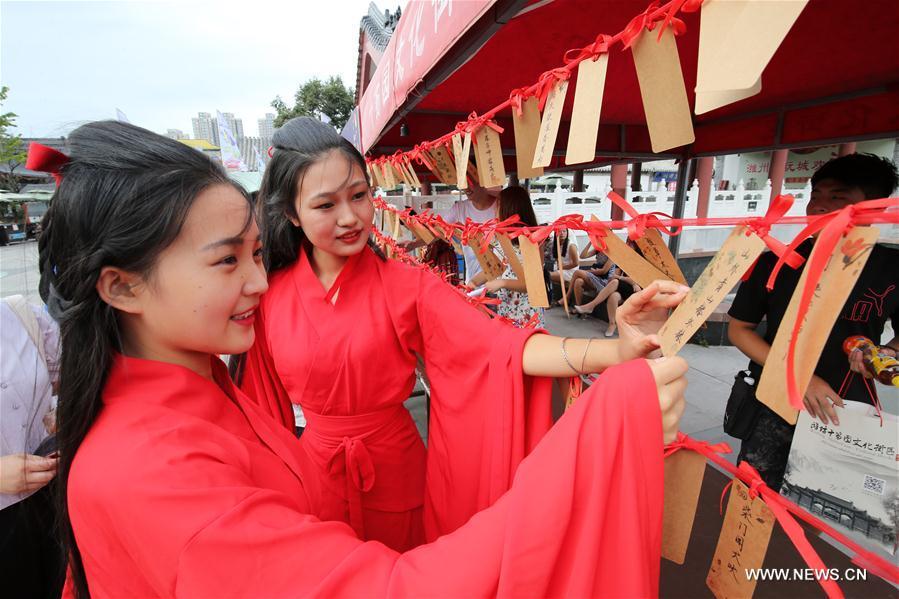 Han Chinese clothing lovers gather to greet upcoming Qixi festival(1/3)