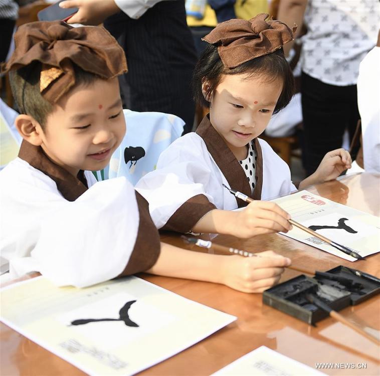Beginning of elementary education celebrated in Beijing(1/3)