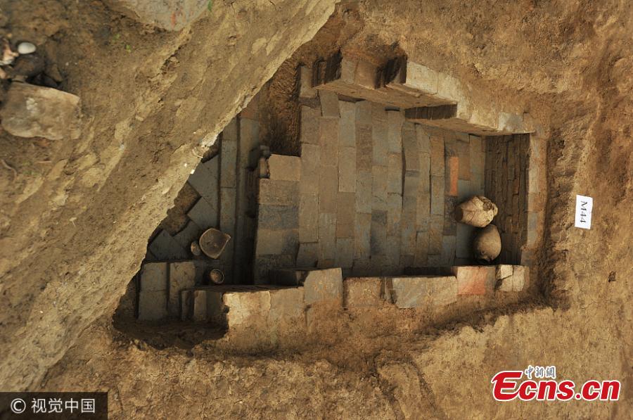 Valuable relics found in Chengdu's 75 tombs(1/3)