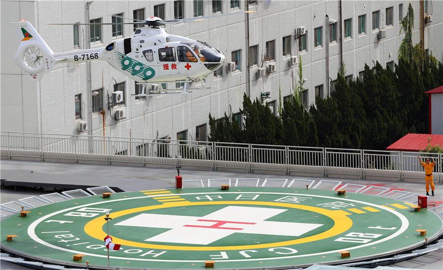 Beijing hospital opens biggest parking space and launches helicopter service(1/9)