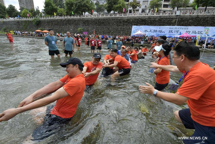 Tug of war held at wetland park of Gongshui River in Hubei(1/5)