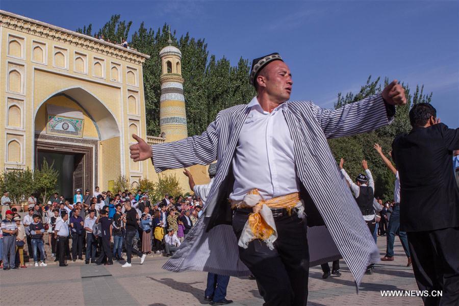People dance to observe Eid al Adha in Xinjiang(1/2)