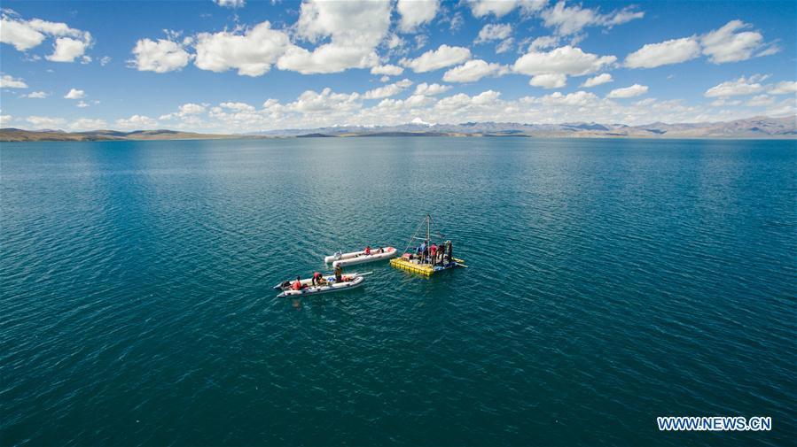 Scientists inspect lakes and rivers on Qinghai-Tibet Plateau(1/4)