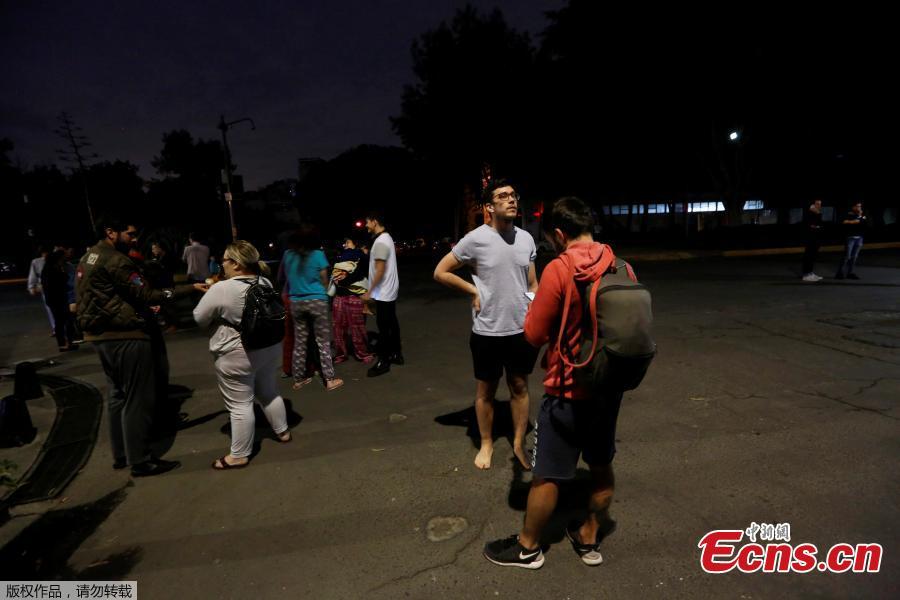 Earthquake hits off Mexico coast (1/4)
