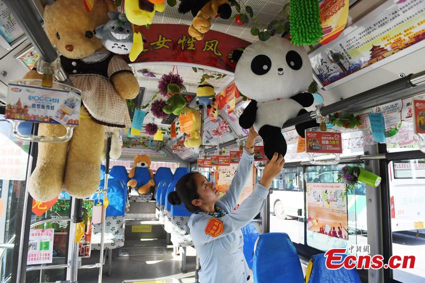 Driver turns bus into toy world(1/7)