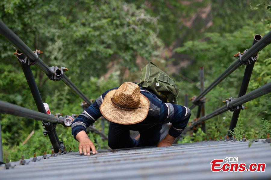 Pathway of steel tubes provides easier access to mountain village(1/10)