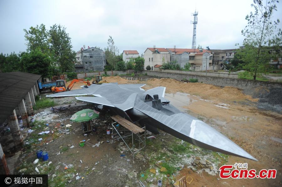 Three military enthusiasts build lifelike J-20 model(1/3)
