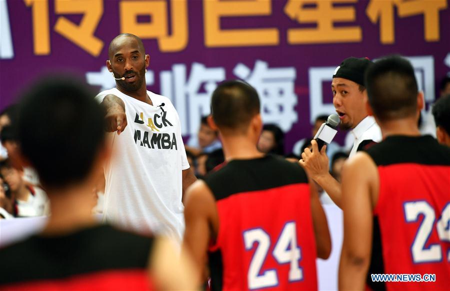 Kobe Bryant attends basketball teaching activity in S China's Hainan(1/5)