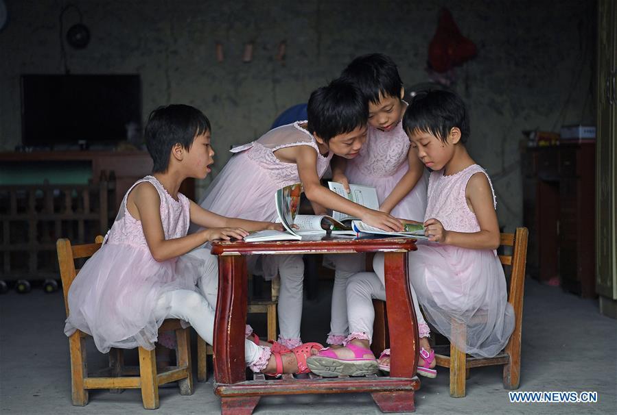 Anti-poverty story of quadruplets family in Jiangxi(1/9)
