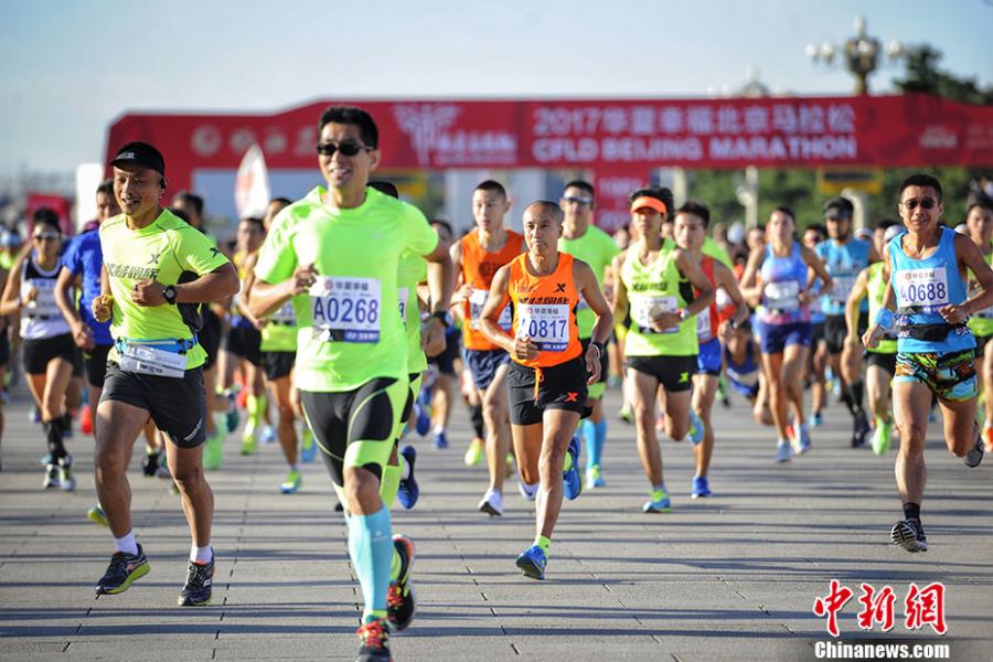 Runners compete during 2017 Beijing Marathon(1/6)