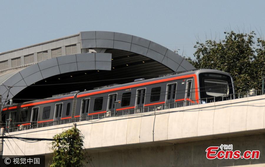 Beijing's first unmanned metro starts test run(1/3)