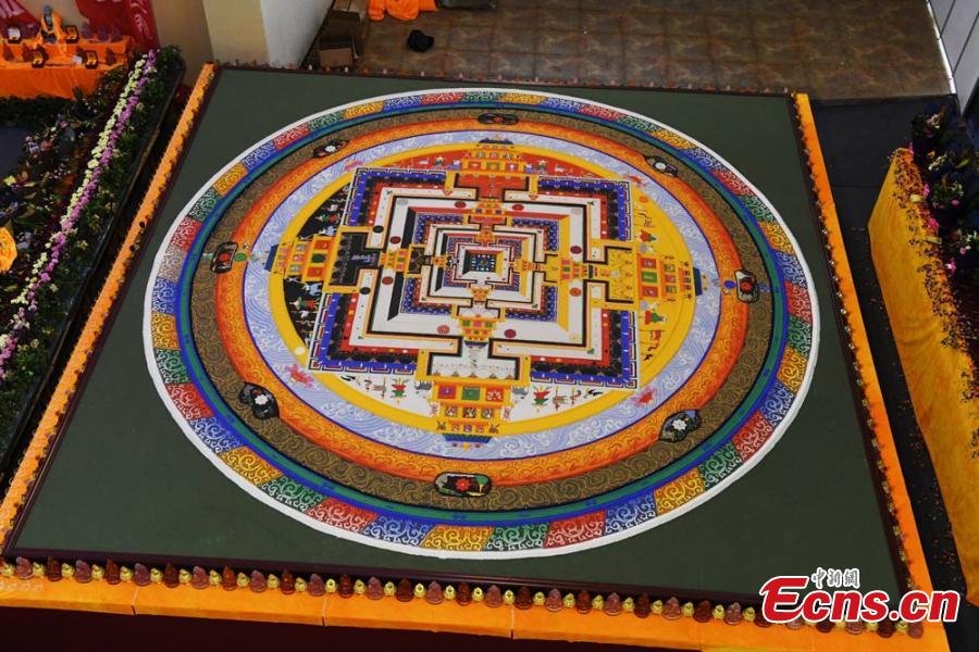 Sand mandala, 6.5 meters in diameter, on show in Dunhuang(1/6)