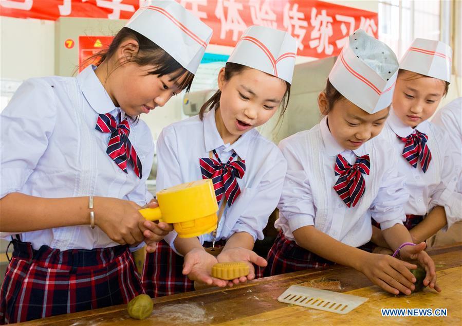 Pupils learn to make mooncakes in China's Inner Mongolia (1/6)