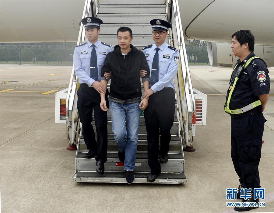 'Red Notice' fugitive Xu Xuewei returns to China(1/2)