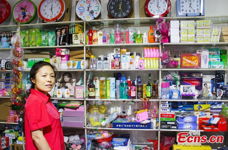 Grocery store of old-fashioned goods runs for 15 years in Xi'an(1/8)
