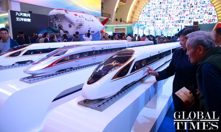 Exhibition on China's achievements over the past five years attracts public(1/5)