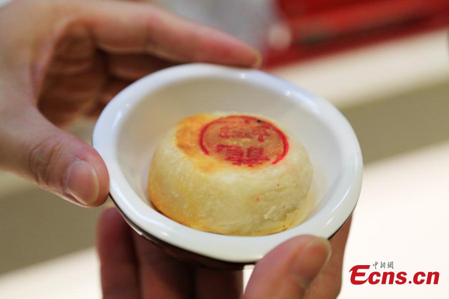 Mooncakes stuffed with crayfish are on offer at a restaurant in Hangzhou City, the capital of East China’s Zhejiang Province, Sept. 29, 2017. The restaurant is experimenting with using novel ingredients in their mooncakes, a must-have delicacy for the Mid-Autumn Festival, to boost business. (Photo: China News Service/Wang Yuan)