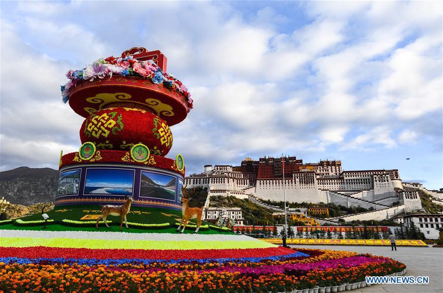 Tibet's Potala Palace decorated to greet National Day(1/3)