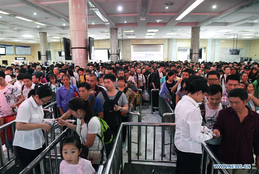 China witnesses travel peak on first day of National Day holiday(1/5)