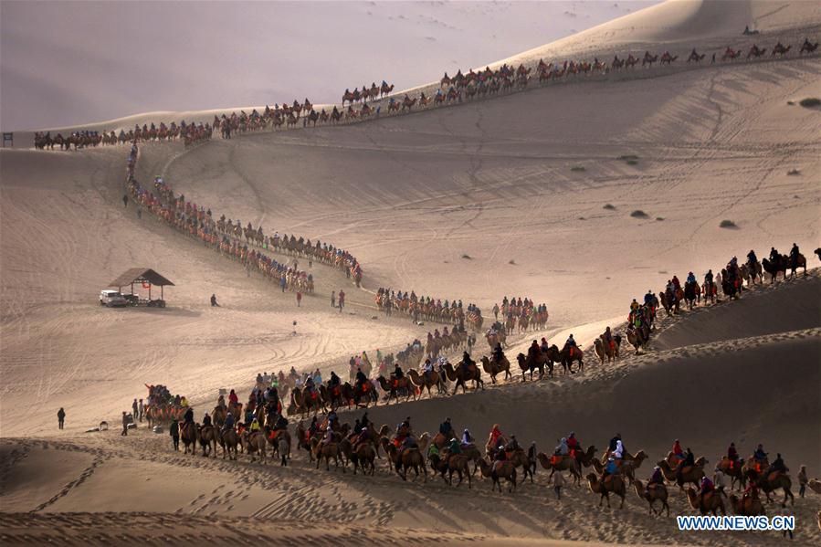 Tourists enjoy their National Day holiday around China(1/7)