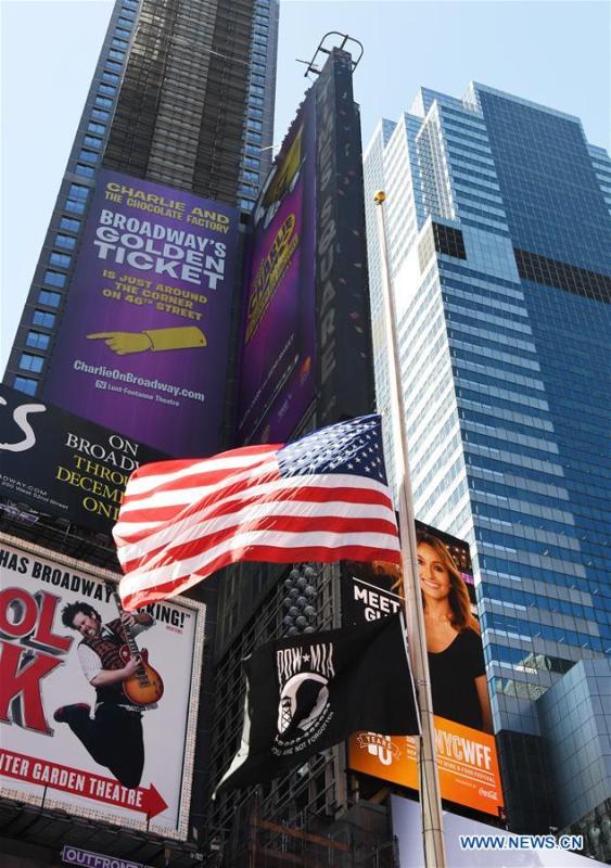 Flag at half mast to mourn victims of Las Vegas shooting at Times Square(1/4)