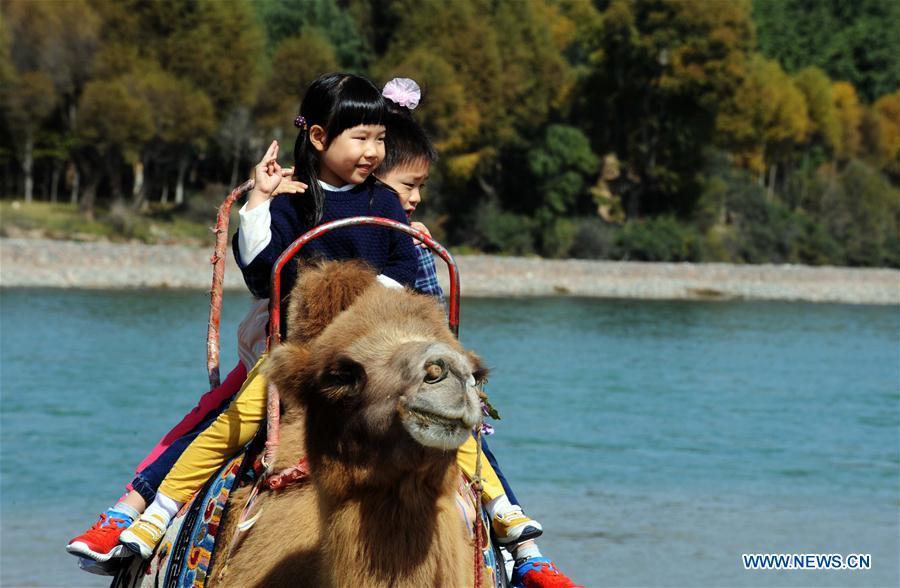 People enjoy National Day holiday across China(1/8)