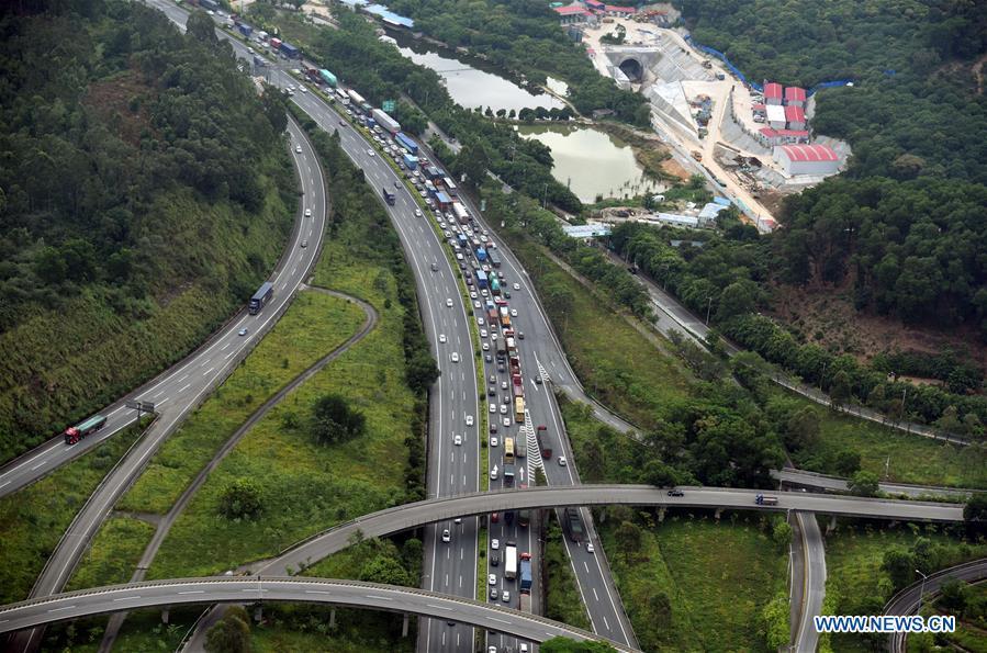 Guangdong highways see traffic jam as National Day holiday nears end(1/6)