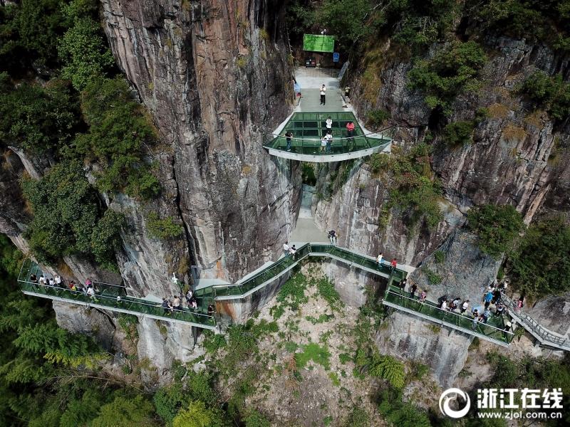 Zhejiang Glass skywalk not for the faint hearted(1/3)