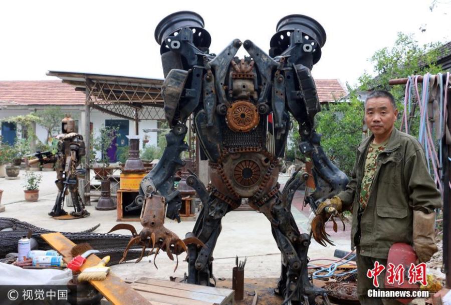 Retired technician gives life to trash-transformed 'Iron Men'(1/3)