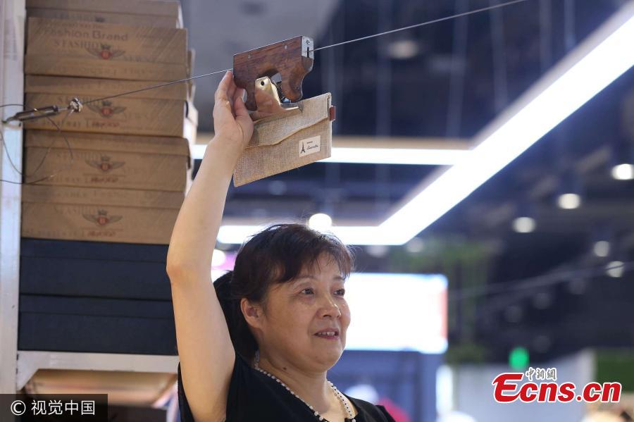 Steel wire payments slide between customer and cashier(1/3)