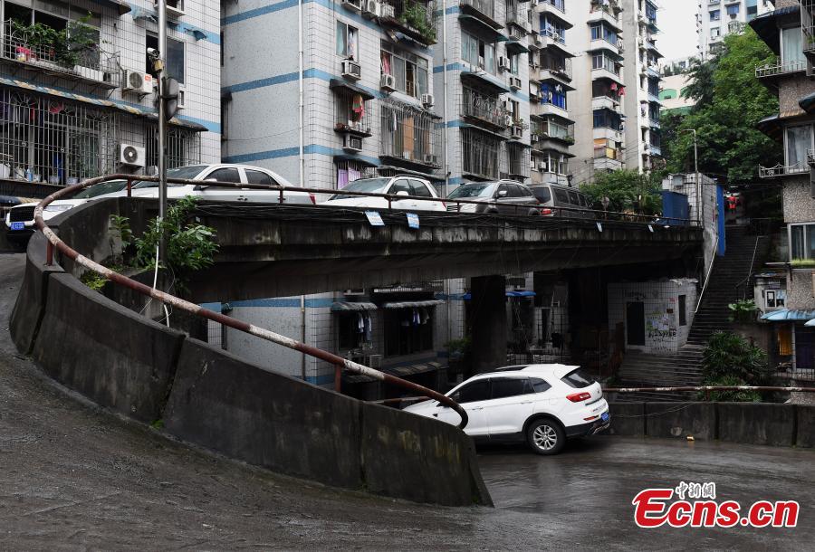 New drivers take on challenge of spiral parking lot(1/6)