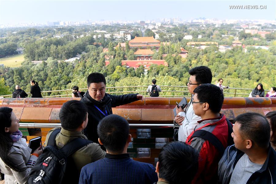 Journalists for 19th CPC National Congress attend tour along Central Axis of Beijing(1/4)