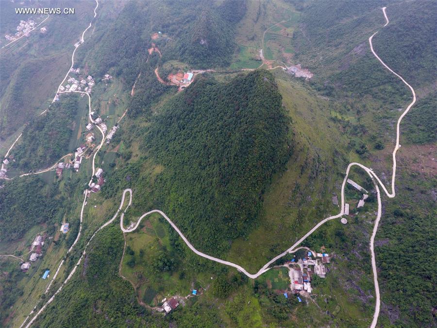 Construction of country roads help people to alleviate poverty in S China(1/5)